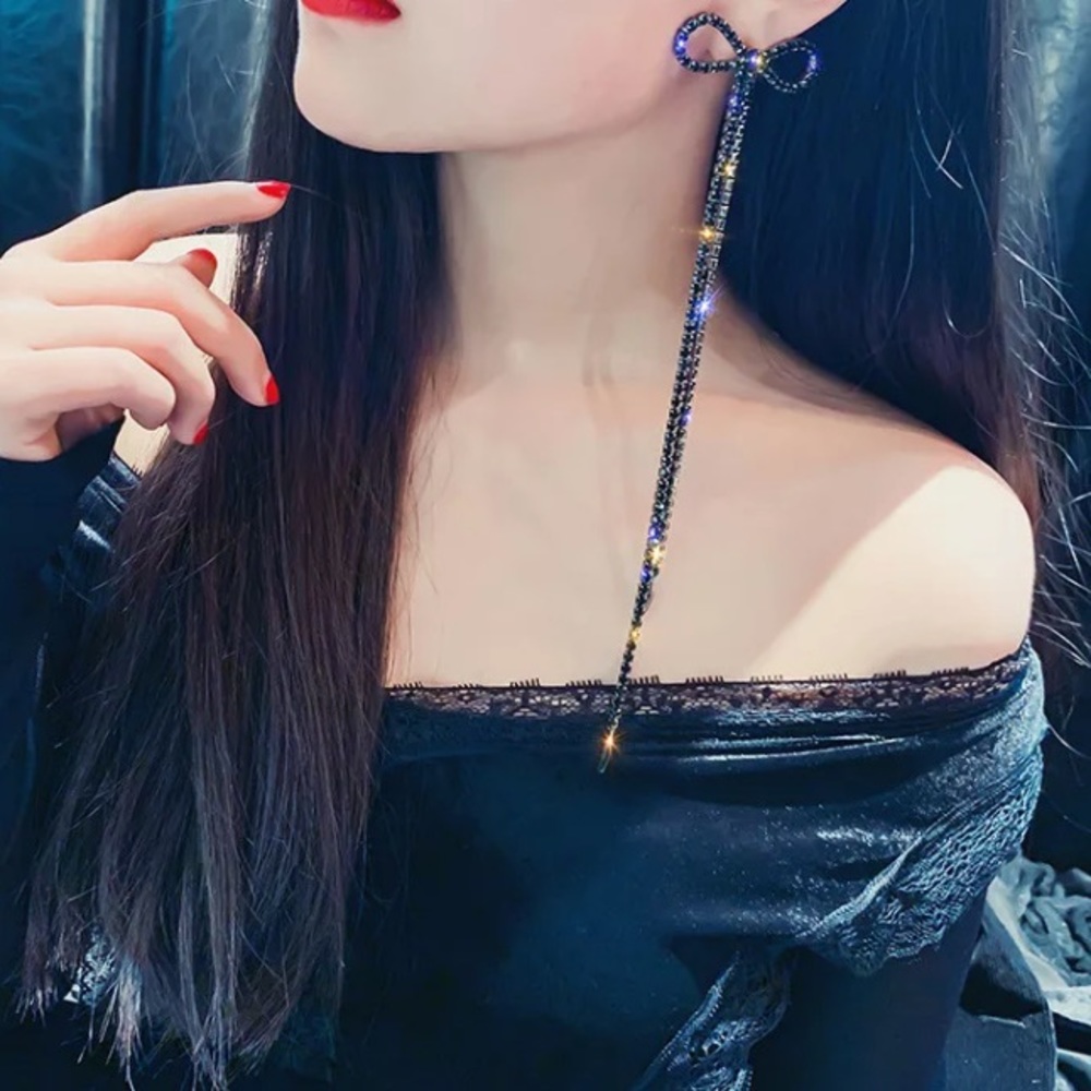 🌟 Long Black Rhinestone Bow Earrings - Picture 5 of 5